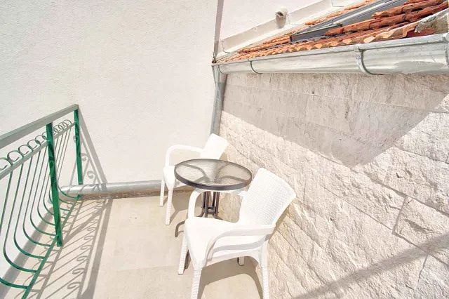 Duplex Einzimmerwohnung in Baosici – 20m vom Meer Entfernt mit Terrassen